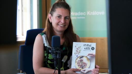 Věra Strnadová ve studiu Českého rozhlasu Hradec Králové