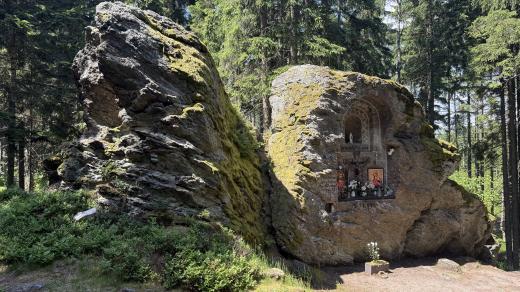 Vrchol hory Královský kámen překvapí zajímavými skalními útvary