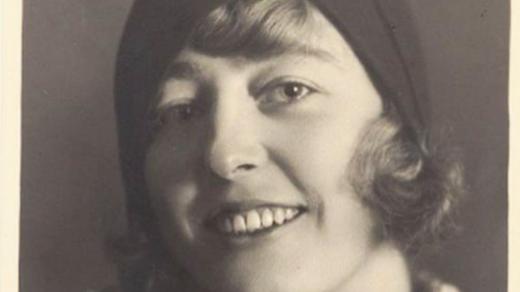 Portrétní fotografie Milady Šimkové, 1928, soukromá sbírka