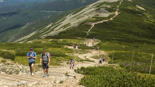 Turisté na Obřím hřebeni v Krkonoších