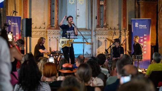 Kapela Květy a Krása Quartet zahájili Zakázané léto na Vltavě koncertem v libeňské synagoze 3. července 2025