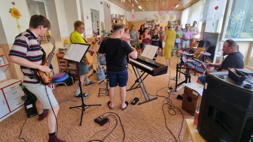 Žihelský pěvecký smíšený sbor s kapelou