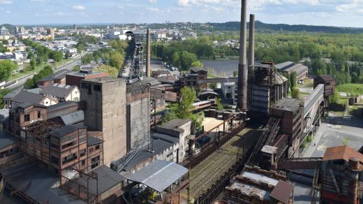 Pohled z Bolt Tower směrem na důl Hlubina a centrum Ostravy