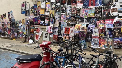 Avignon je během divadelního festivalu oblepený plakáty propagujícimi jednotlivá představení