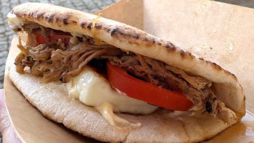 Trhané vepřové v pita chlebu s grilovaným halloumi