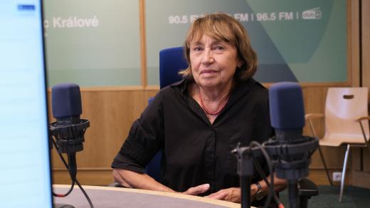 Milena Lenderová ve studiu Českého rozhlasu Hradec Králové