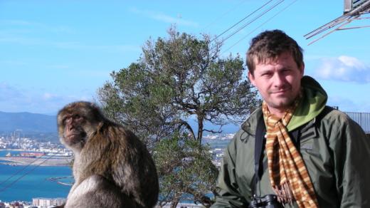 Stanislav Lhota s magotem bezocasým na Gibraltarské skále