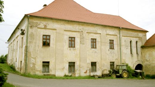 Zámek v Čížové na Písecku před tím, než ho koupila obec