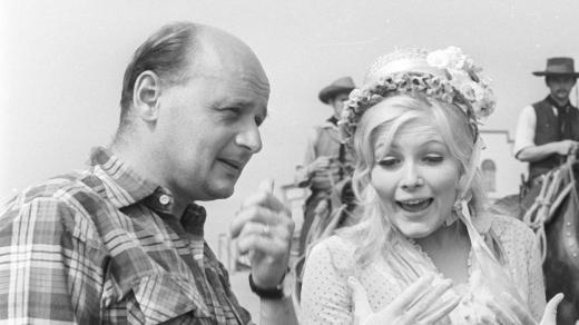 Režisér Oldřich Lipský a herečka Olga Schoberová během natáčení filmu Limonádový Joe