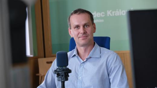 Zbyšek Pavelek ve studiu Českého rozhlasu Hradec Králové