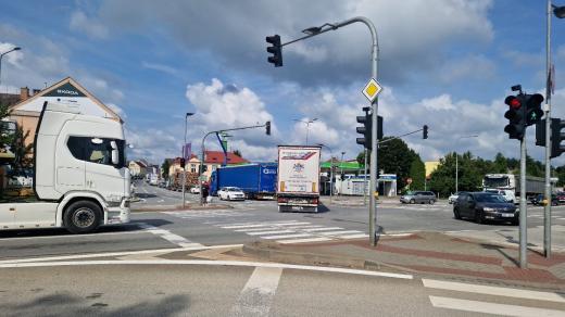 Průjezd hlavní světelnou křižovatkou v Havlíčkově Brodě se ucpává