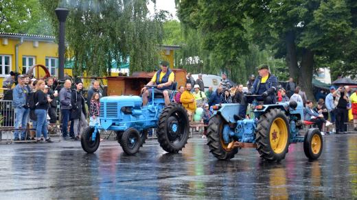 S kolegou předvádějí stroje na akci Pradědečkův traktor