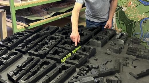 Štěpán Nosek ukazuje na 3D modelu umístění stromů v Legerově ulici