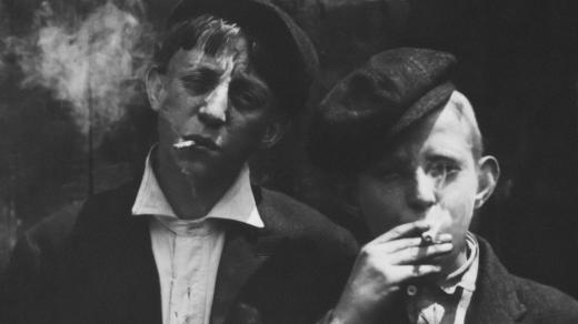 Američní kluci kouřící na ulici v St. Louis, Missouri (1910)