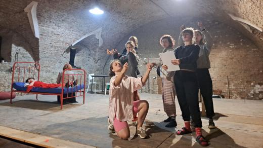 Přípravy divadelní inscenace Dnešek je jistě nesmírný zázrak ve sklepení plumlovského zámku