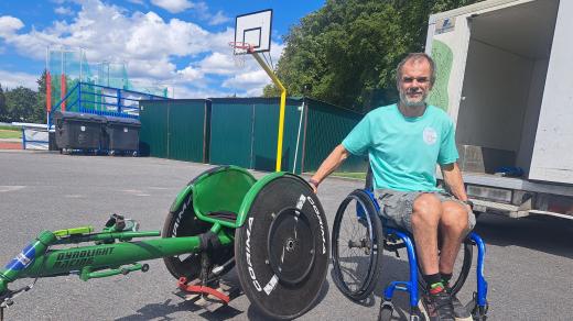 Vratislav Zdrubecký se svým speciálním sportovním vozíkem