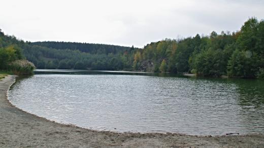 Lom v Nové Vsi u Litovle je vyhledávaným přírodním koupalištěm