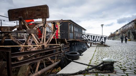 Loď Avoid na které spolek Dvojka sobě od roku 2011 v sezoně provozoval bar a na náplavce Rašínova nábřeží pořádal koncerty, výstavy a další kulturní akce