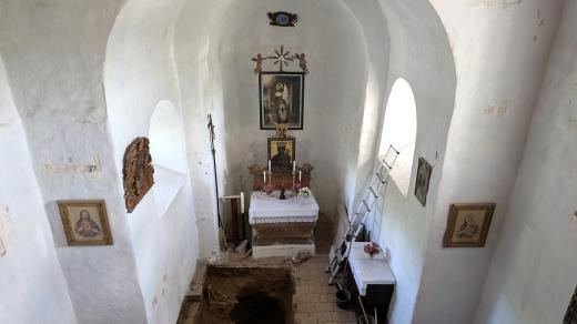 Kostel svatého Václava v Dolním Čepí prozkoumávají archeologové