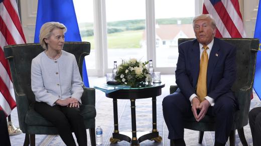 Ursula von der Leyenová a Donald Trump při jednání o vzájemných clech (Skotsko 27. 7. 2025)