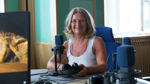 Jolana Novotná ve studiu Českého rozhlasu Hradec Králové