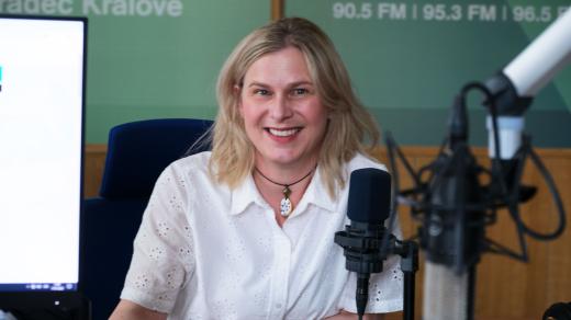 Kateřina Javorská ve studiu Českého rozhlasu Hradec Králové