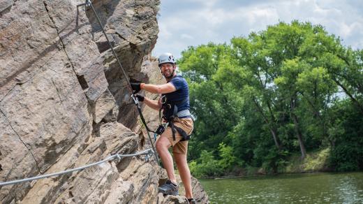 Nová ferrata u kolínského rybníka Peklo