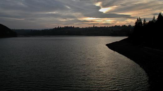 Letní večer na Plumlovské přehradě doslova láká k procházkám