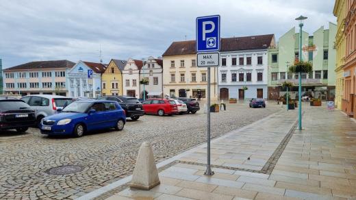 Řidiči v Tachově si zvykají na nová pravidla na tamním náměstí