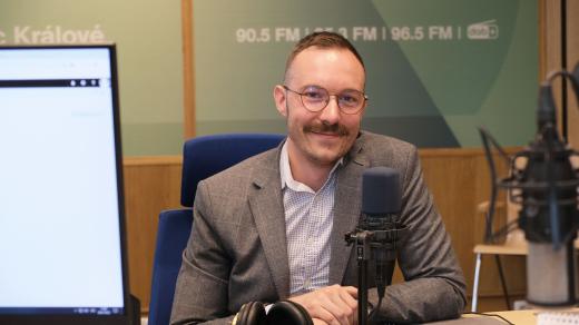 Radim Frolík ve studiu Českého rozhlasu Hradec Králové