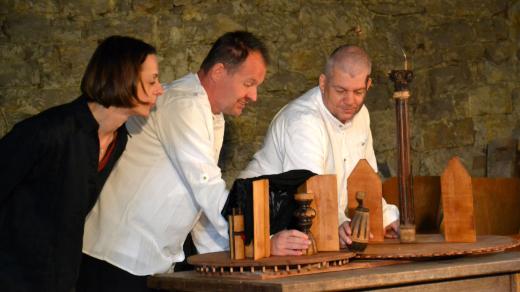 Divadlo VZHŮRU NOHAMA