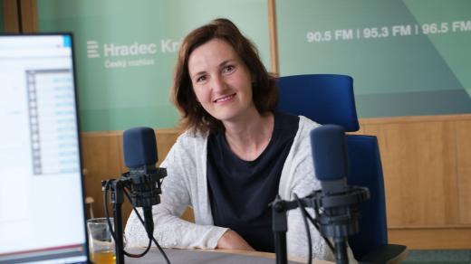 Simona Vlková ve studiu Českého rozhlasu Hradec Králové