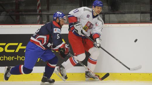 Bývalý hokejista Tomáš Kucharčík (vpravo) na SVětové veteránské lize