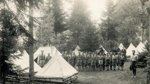 1935 skauti na táboře u Ratmírova, ranní nástup