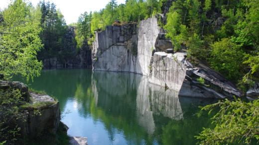 Zatopený lom Rampa u Černé Vody je místem historie těžby žuly i vyhledávaným koupalištěm