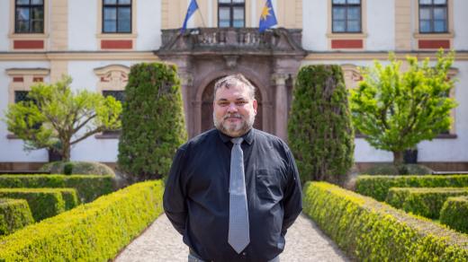 Jiří Sternberg před svým zámkem v Jemništi
