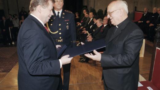 Prezident Václav Havel (vlevo) předal 28. října 1999 medaili Za zásluhy o Českou republiku Josefu Cukrovi