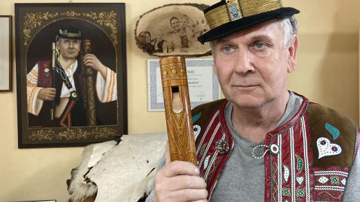 Štefan Hukeľ si vyrobí téměř cokoli. Jen detvianský kroj si nešije sám