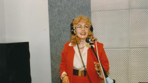 Inka Zemánková ve studiu Českého rozhlasu