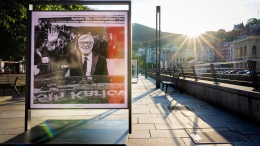 Na kolonádě jsou vystaveny fotografie zesnulého prezidenta festivalu Jiřího Bartošky