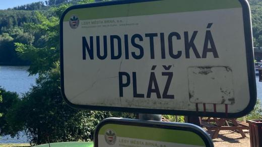 V Brně nudisty u pláže vítá i cedule