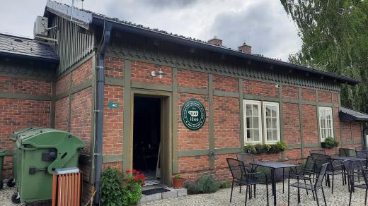 Kavárna ze staré nádražní budovy v Úvalnu u Krnova
