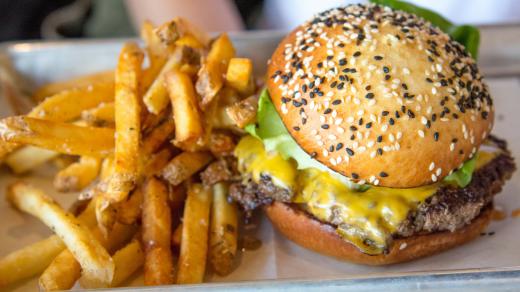 Hranolky, burger, ilustrační