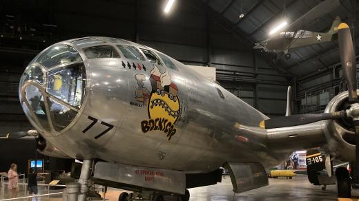 Bombardéru B-29, který shodil v létě 1945 atomovou bombu na Nagasaki, se přezdívá Bockscar (Bock's Car)