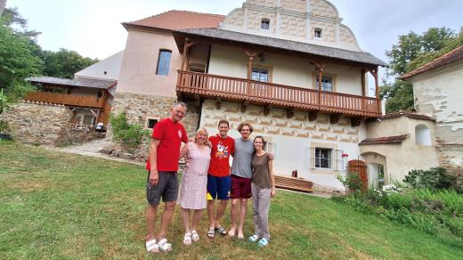 Rodina Durychových před tvrzí v Mladějovicích na Strakonicku