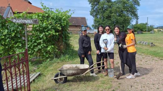 Zahraniční dobrovolnice na zámku Rochlov