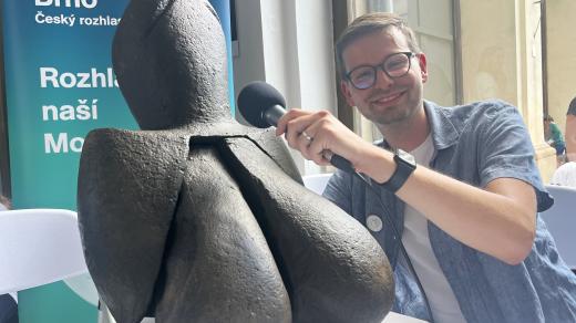 Moderátor Tomáš Maleček s modelem Věstonické venuše