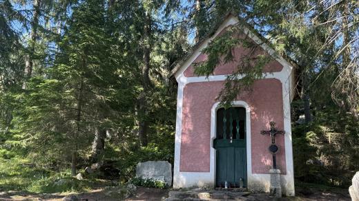 Kaple sv. Vintíře stojí přímo pod skalním útvarem