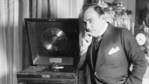 Enrico Caruso s fonografem