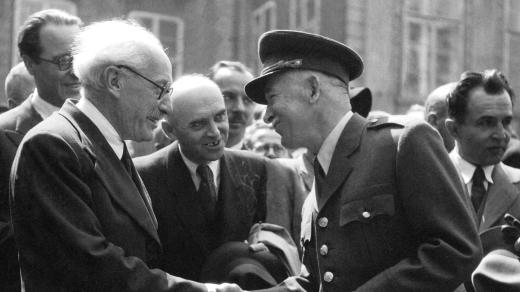 Edvard Beneš (vpravo) se zdraví se Zdeňkem Nejedlým a Václavem Kopeckým na Pražském hradě na přehlídce Revolučních hard (28. května 1945)